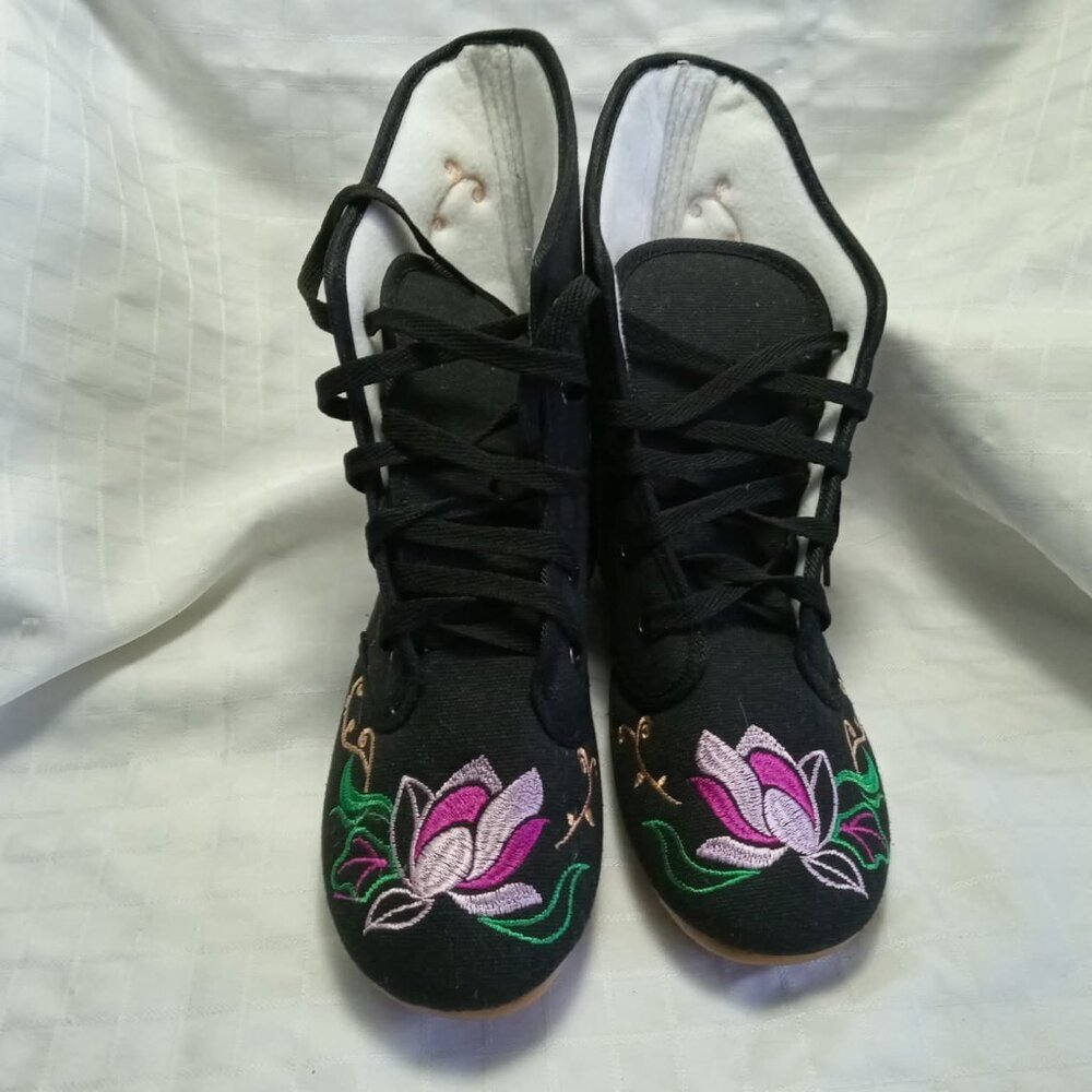 NEW Vintage or traditional style Beijing Cloth Shoes Embroidered Boots Size 39